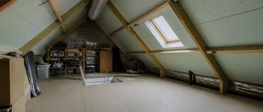 Isolatieplaten tussen de houten spanten van een schuin dak