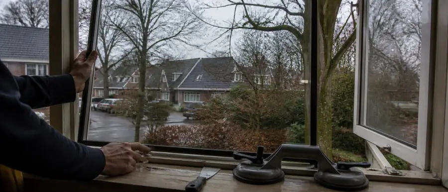 Dubbelglas wordt in een bestaand houten kozijn gezet